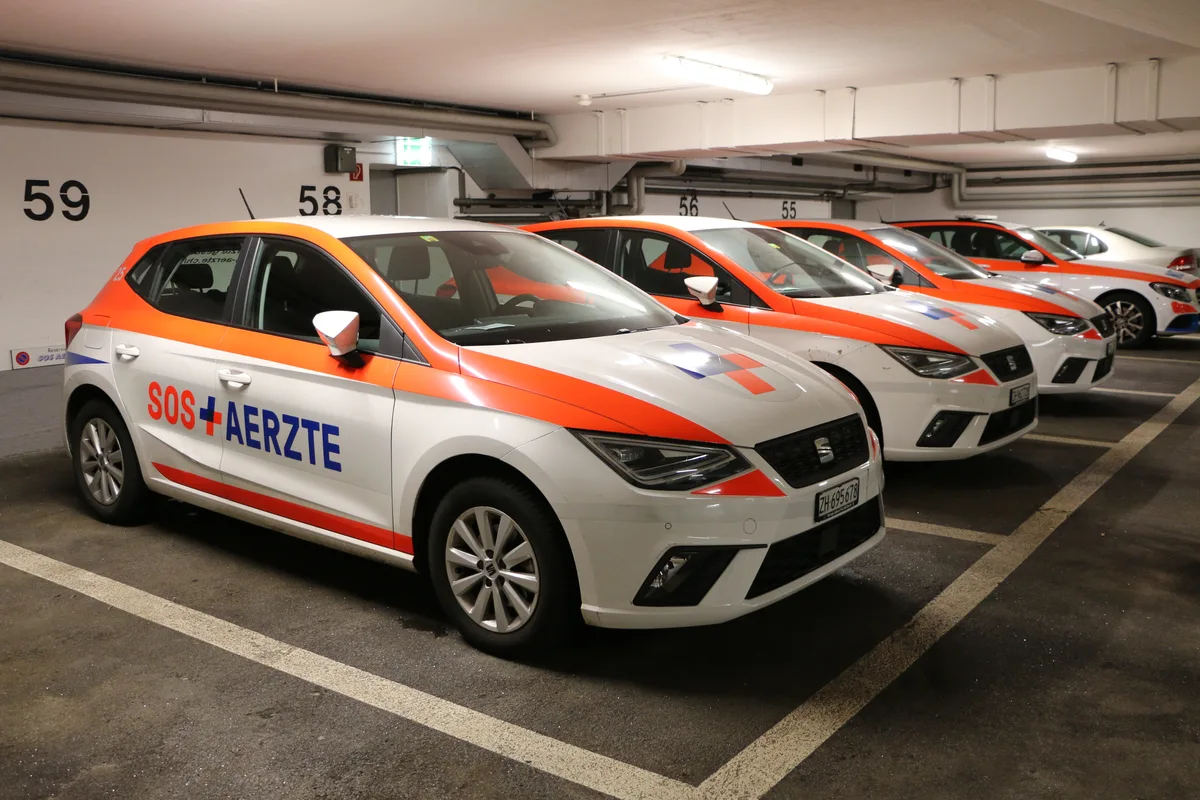 Fahrzeuge der SOS-Ärzte in einer Teifgarage